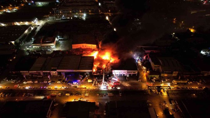 İş yerinde çıkan ve 6 iş yerine sıçrayan yangın havadan görüntülendi