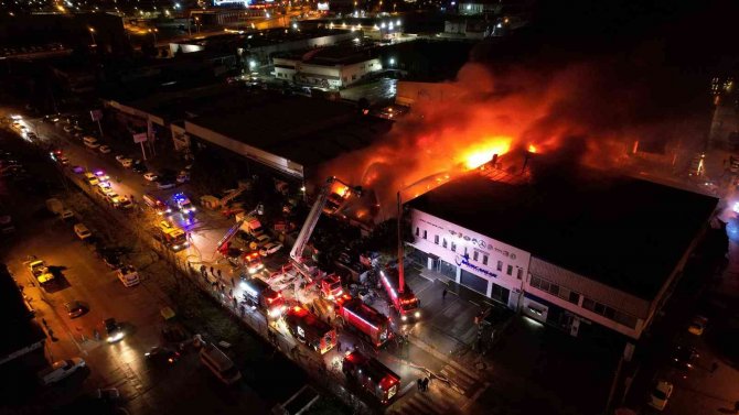 İş yerinde çıkan ve 6 iş yerine sıçrayan yangın havadan görüntülendi