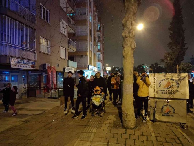 Kız arkadaşı telefonunu engelledi, çatıya çıktı