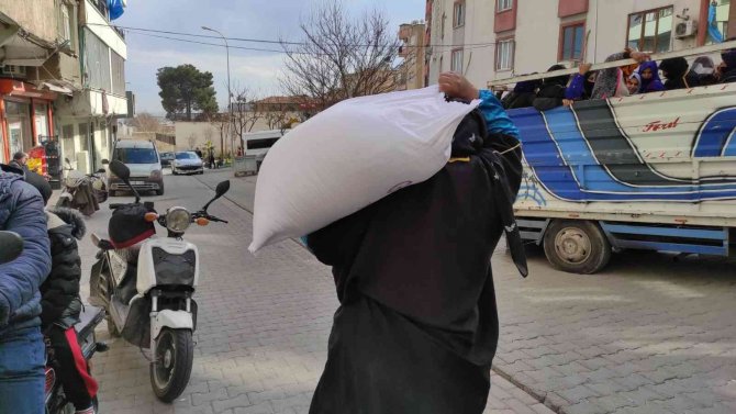 Konyalı hayırseverler Şanlıurfa’da 4 ton un dağıttı