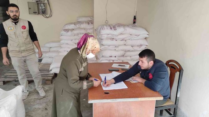 Konyalı hayırseverler Şanlıurfa’da 4 ton un dağıttı