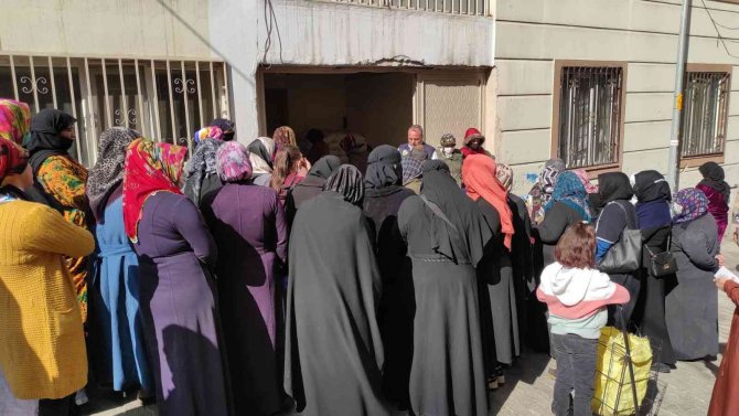 Konyalı hayırseverler Şanlıurfa’da 4 ton un dağıttı