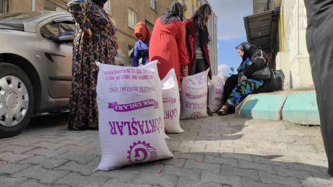 Konyalı hayırseverler Şanlıurfa’da 4 ton un dağıttı