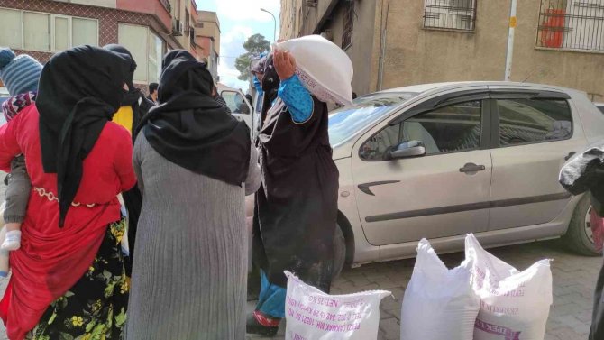 Konyalı hayırseverler Şanlıurfa’da 4 ton un dağıttı