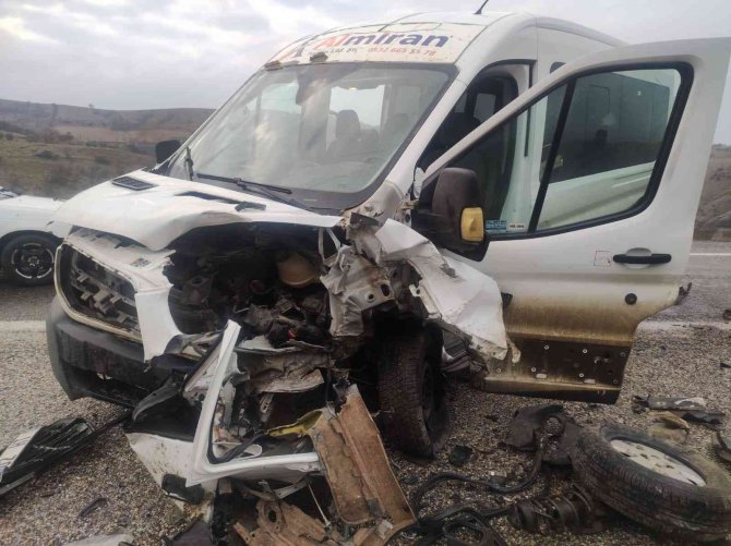 Minibüs ile otomobil çarpıştı