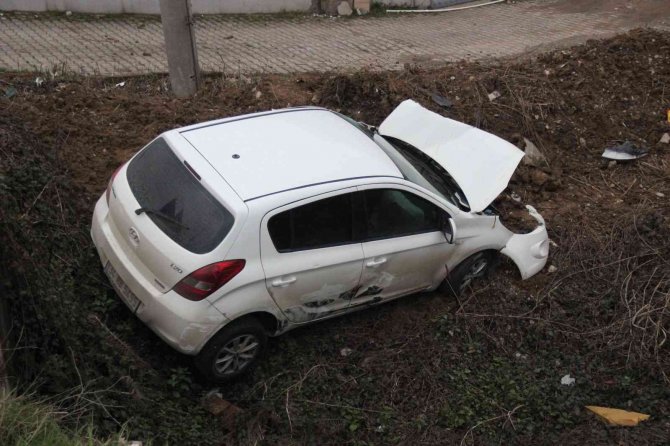 Otomobilinin kontrolünü kaybedince dereye uçtu: 1 yaralı