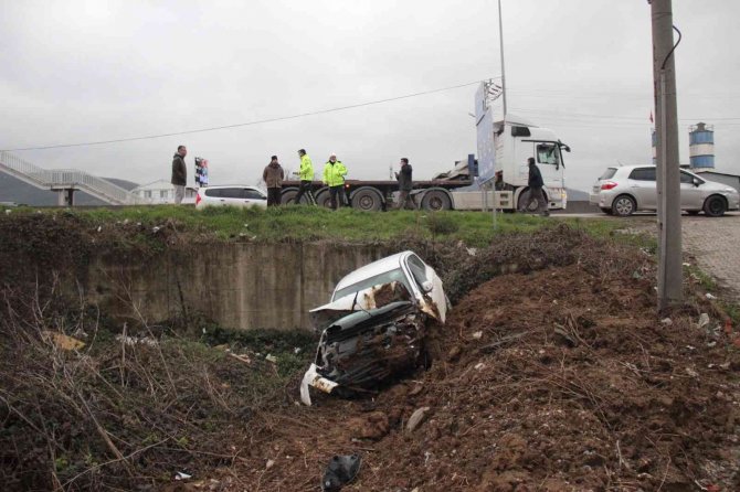 Otomobilinin kontrolünü kaybedince dereye uçtu: 1 yaralı