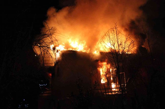 Sobadan sıçrayan kıvılcım evi alev alev yaktı