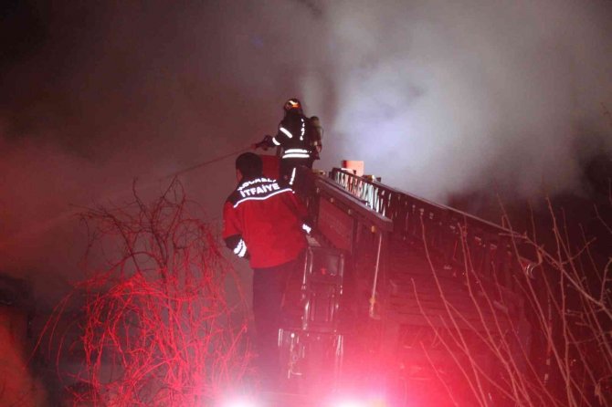 Sobadan sıçrayan kıvılcım evi alev alev yaktı