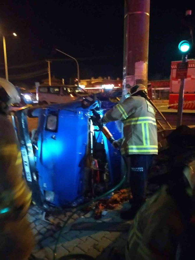 Yoldan çıkan kamyonet direğe çarpt