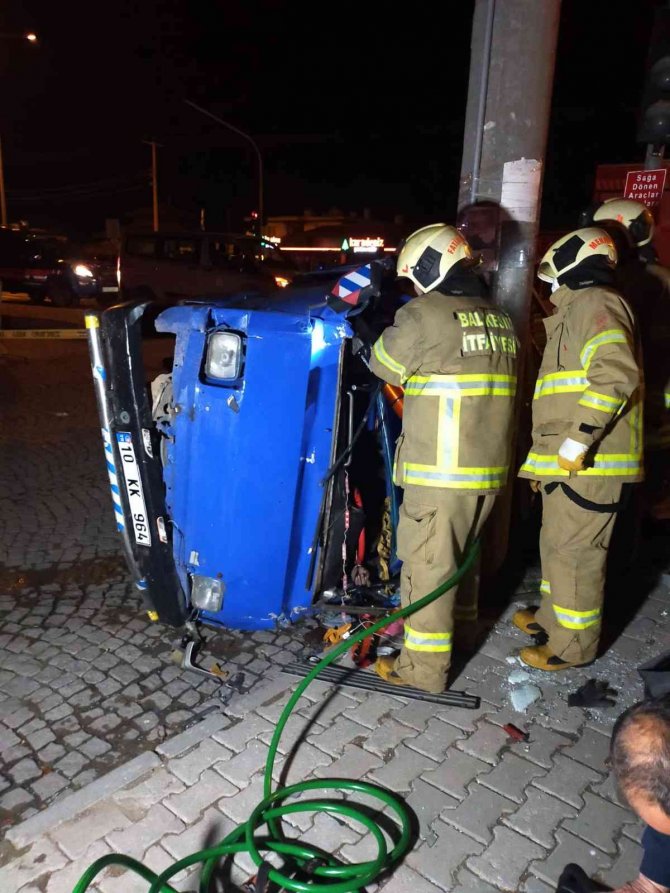 Yoldan çıkan kamyonet direğe çarpt