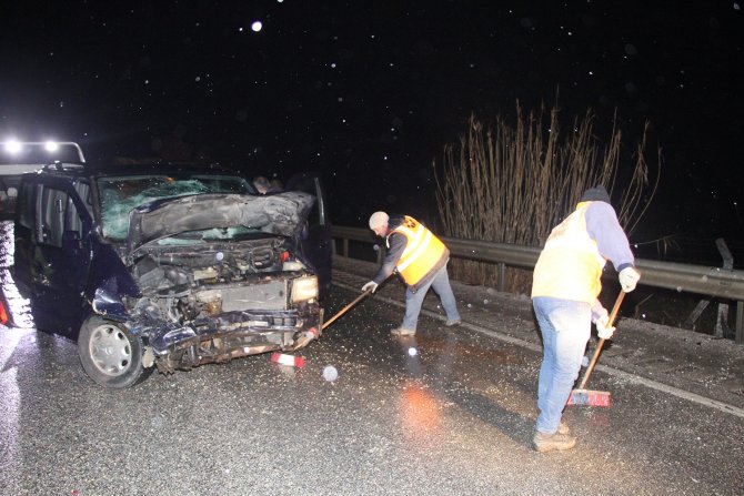 4 aracın karıştığı zincirleme kazada 2 kişi yaralandı