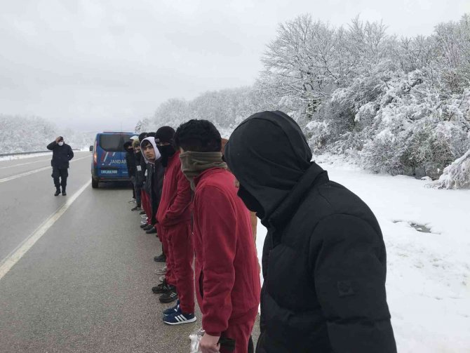 63 kaçak göçmen yakalandı