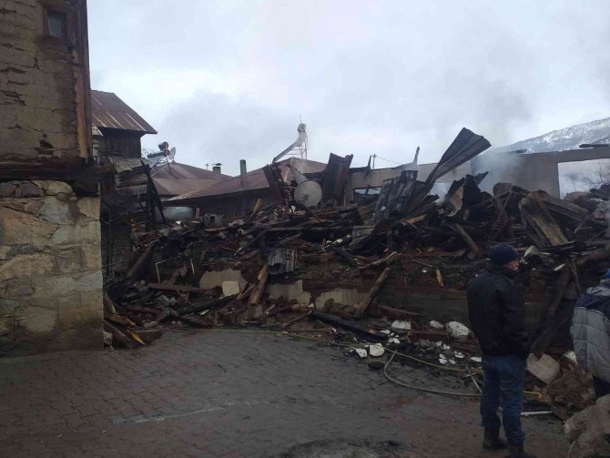 Ahşap evler cayır cayır yandı