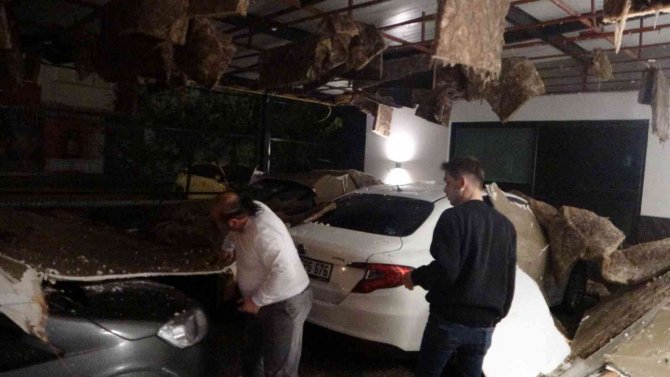 Antalya’da yollar nehre döndü, rögarlardan sular taştı, araçlar yollarda kaldı