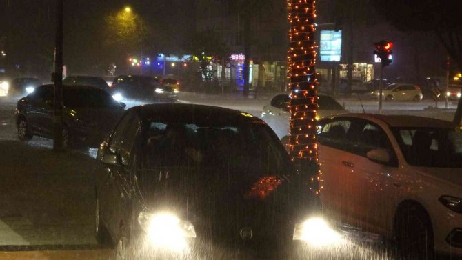 Antalya’da yollar nehre döndü, rögarlardan sular taştı, araçlar yollarda kaldı