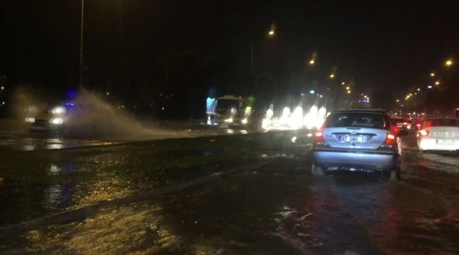 Antalya’da yollar nehre döndü, rögarlardan sular taştı, araçlar yollarda kaldı