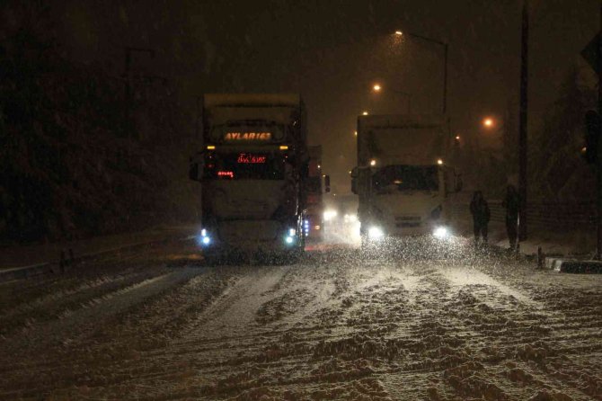 Burdur-Antalya ve Burdur-Isparta karayolu ulaşıma kapandı
