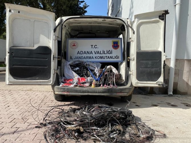 Çaldıkları kabloları yakarken yakalandılar