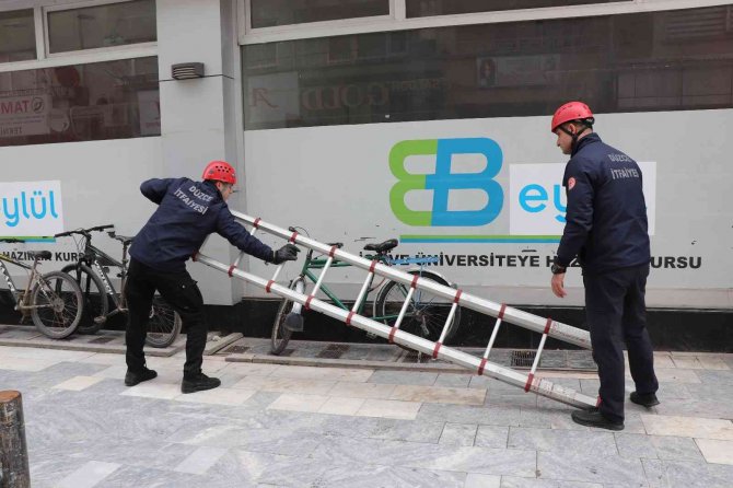 Çatıda kalan köpeği itfaiye kurtardı