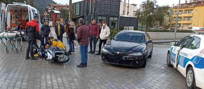 Ehliyetsiz sürücü motosiklete çarptı: 1 yaralı