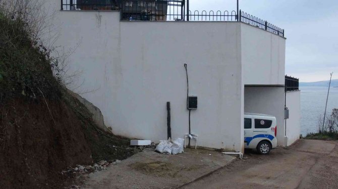 Evinde tabancayla vurulmuş halde yaralı bulundu