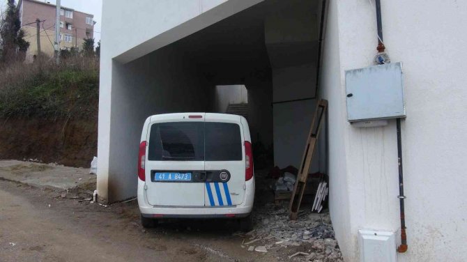 Evinde tabancayla vurulmuş halde yaralı bulundu