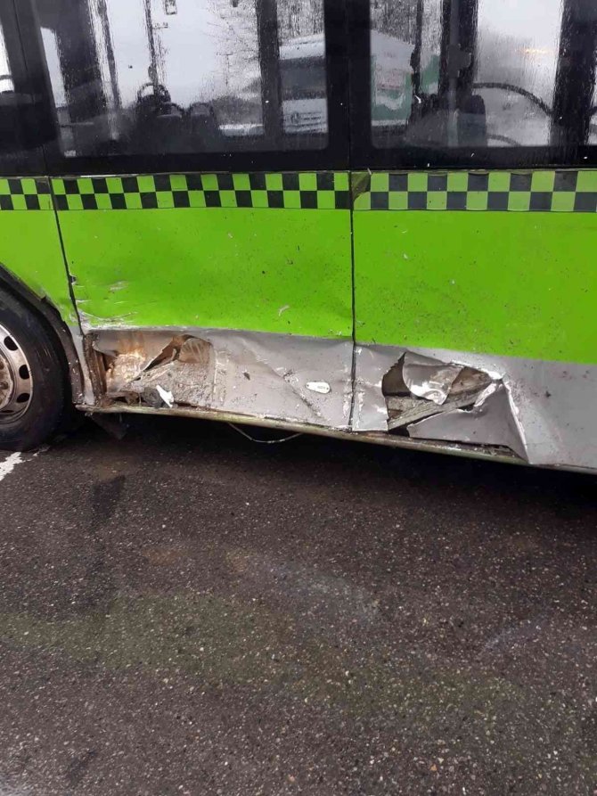 Hafif ticari araç ile belediye otobüsünün çarpışma anı kamerada