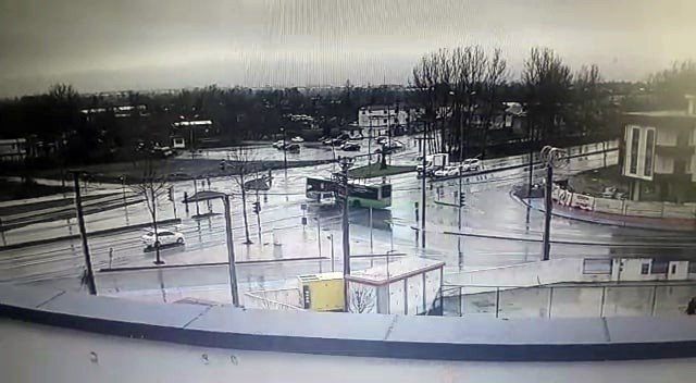 Hafif ticari araç ile belediye otobüsünün çarpışma anı kamerada