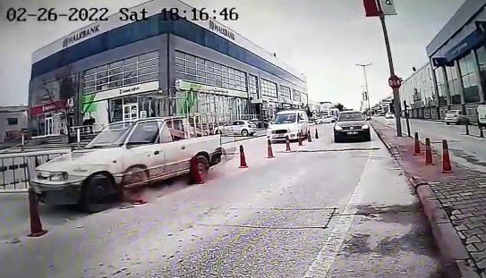 Kaçan sürücüyü durdurmak isterken canından oluyordu