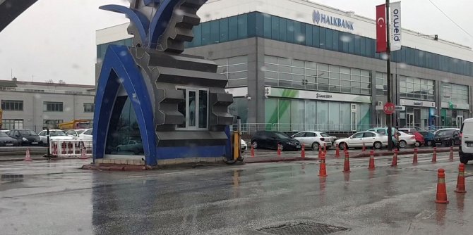 Kaçan sürücüyü durdurmak isterken canından oluyordu