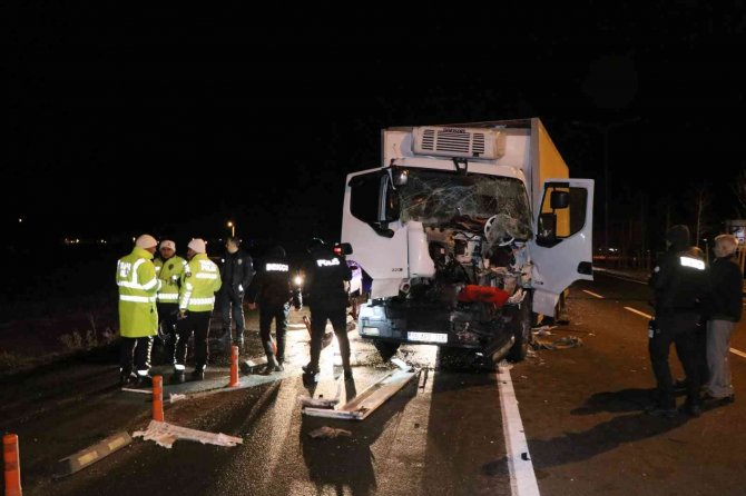 Kazada kabini hurdaya dönen kamyon sürücüsü ağır yaralandı