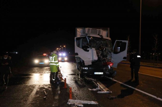Kazada kabini hurdaya dönen kamyon sürücüsü ağır yaralandı
