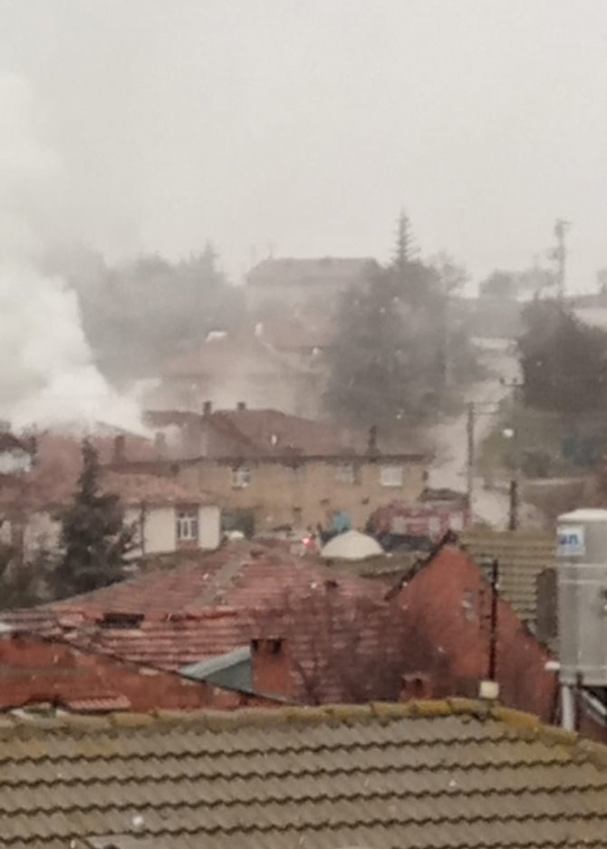 Konya’da iki katlı evde yangın paniği