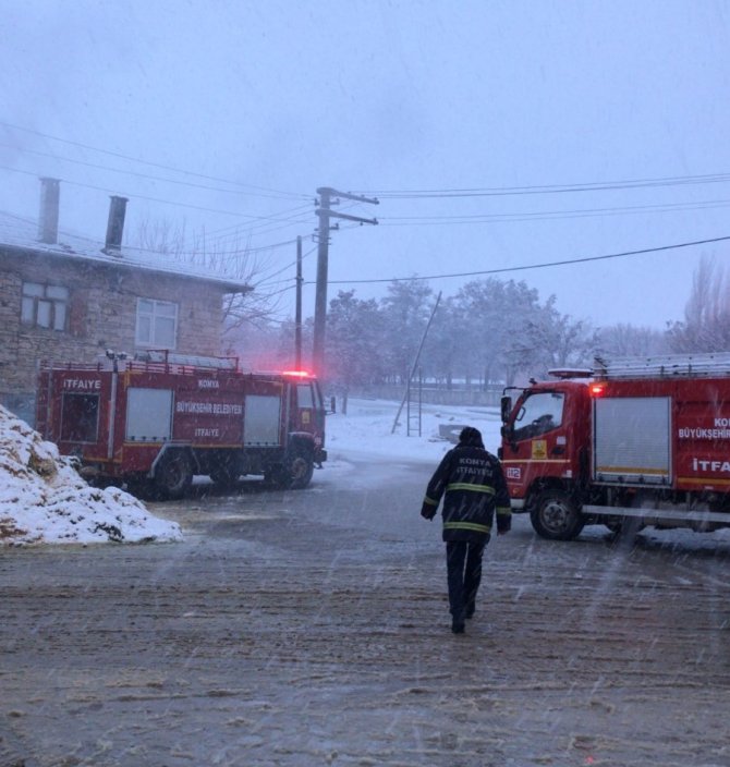 Konya’da iki katlı evde yangın paniği