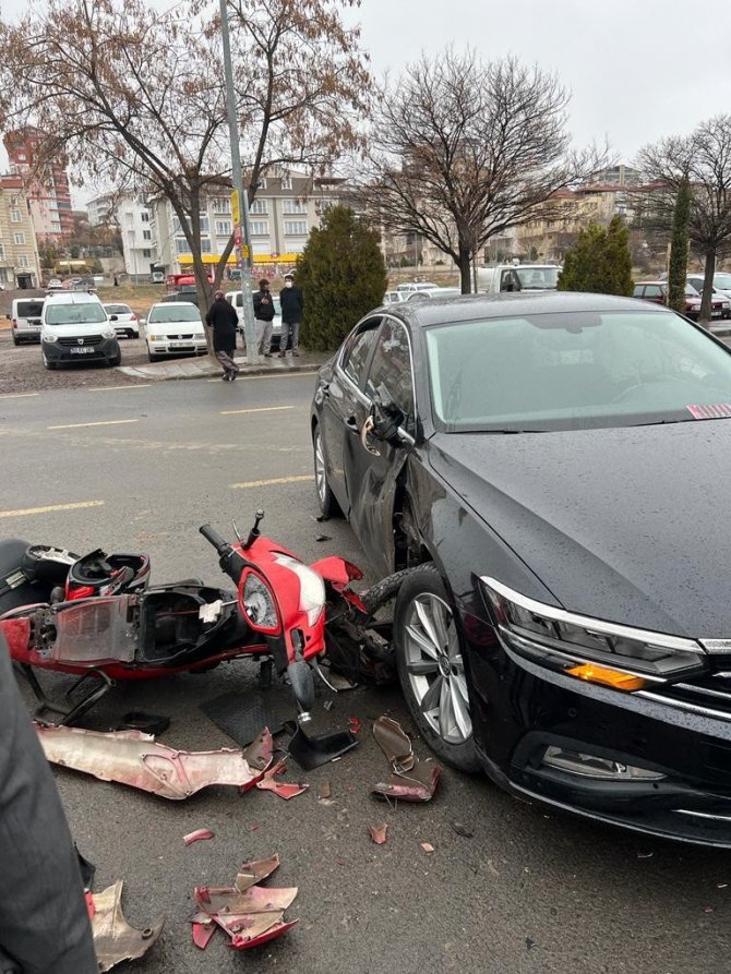 Motosiklet otomobile çarptı, 2 kişi yaralandı