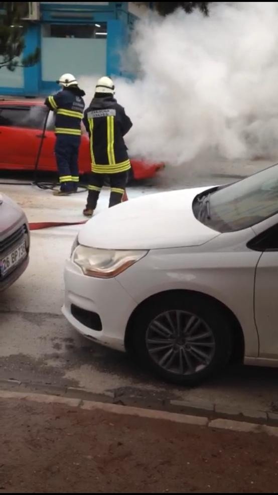 Park halindeki otomobil alevlere teslim oldu