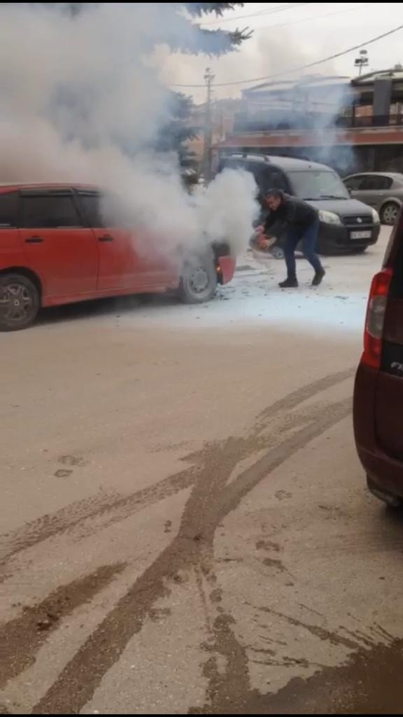 Park halindeki otomobil alevlere teslim oldu