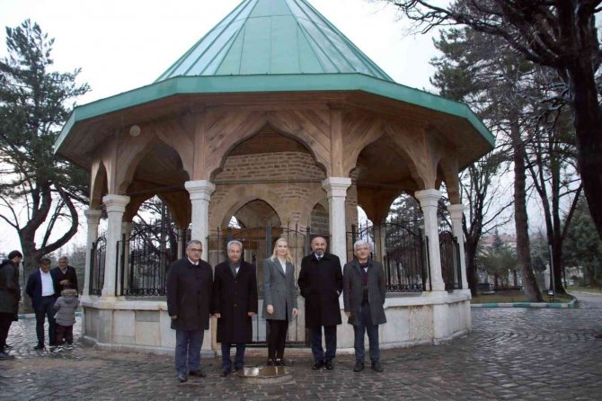 Pelin Çift Nasreddin Hoca'yı ziyaret etti