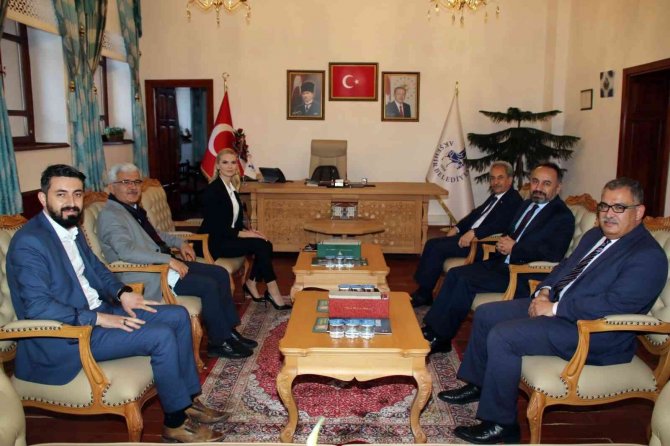 Pelin Çift Nasreddin Hoca'yı ziyaret etti