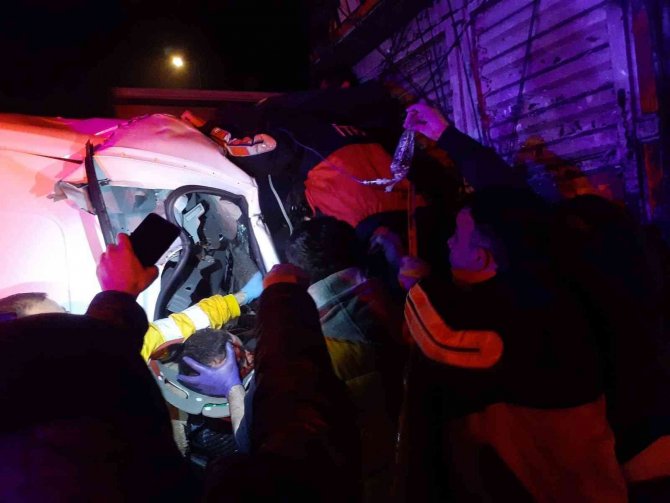 Tıra arkadan çarpan ve hurdaya dönen kamyonette 3 kişi yaralandı