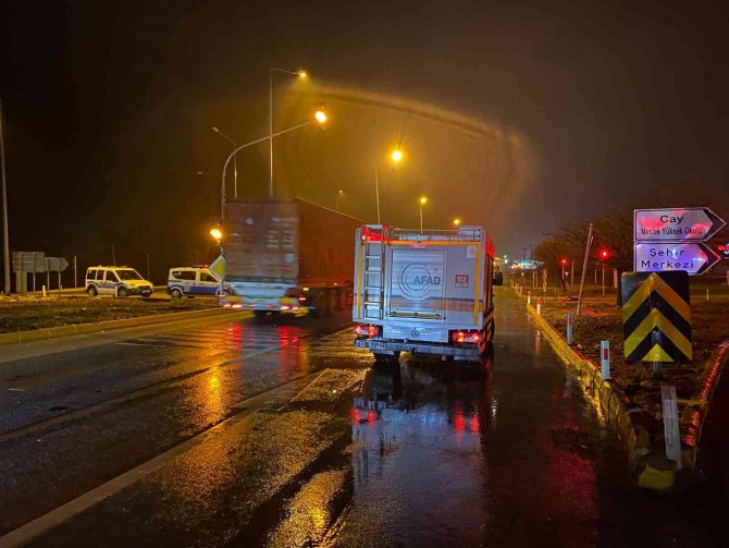 Tıra arkadan çarpan ve hurdaya dönen kamyonette 3 kişi yaralandı