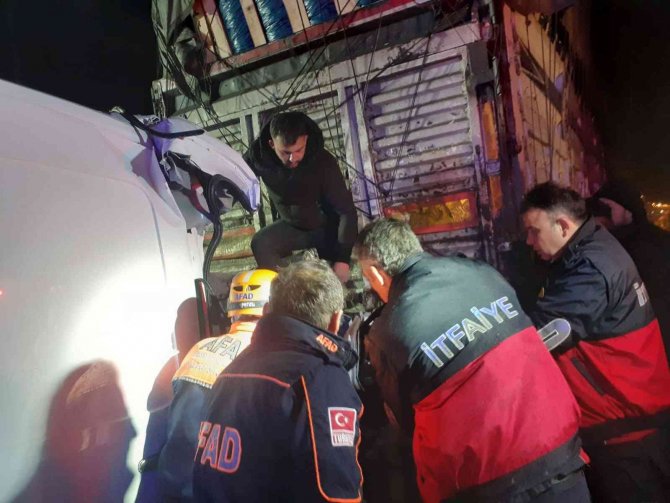 Tıra arkadan çarpan ve hurdaya dönen kamyonette 3 kişi yaralandı