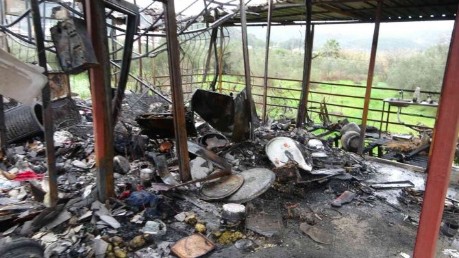 Yaşlı kadın yanarak öldü