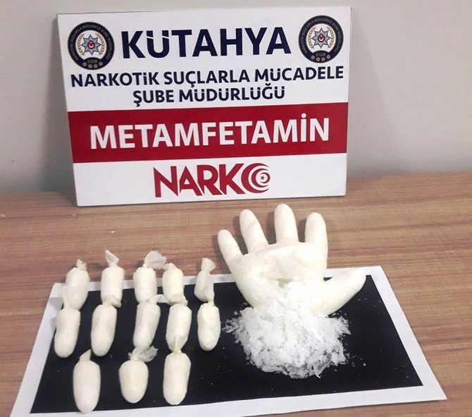 Yolcunun çantasından uyuşturucu çıktı