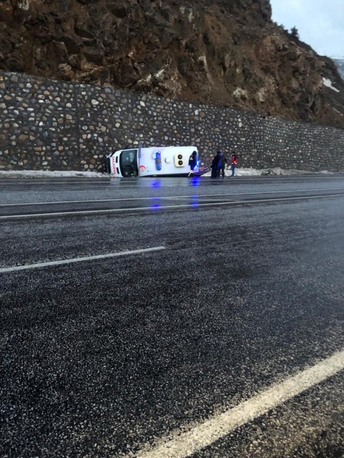 Ambulans devrildi: 2 yaralı