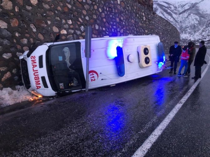 Ambulans devrildi: 2 yaralı