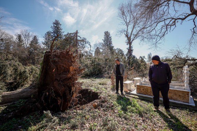 Antalya'da hortum, fırtına ve sağanak hasara yol açtı