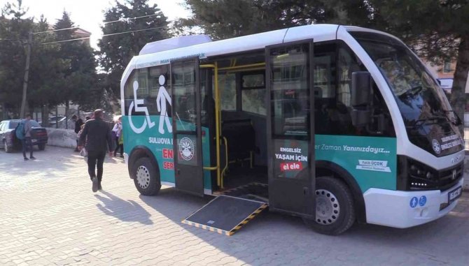 Bu belediye minibüsü sadece engelli öğrencileri taşıyor