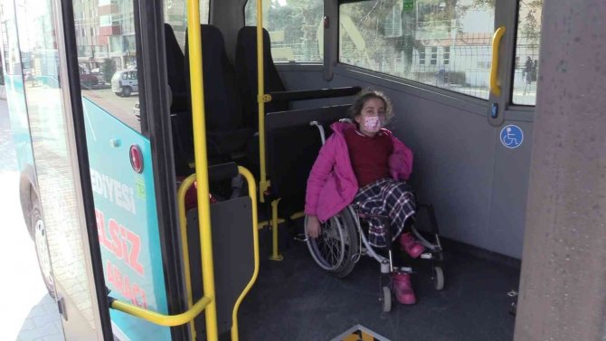 Bu belediye minibüsü sadece engelli öğrencileri taşıyor